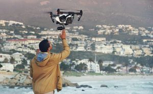 Drone DJI Mavic 3 Pro en vol au-dessus d’un paysage, photographié pendant une prise de vue aérienne.